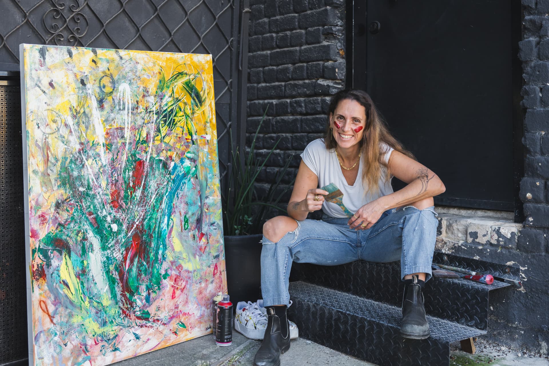 Nili Stein with her painting